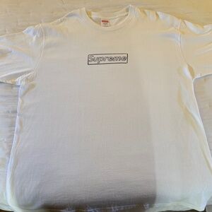 SUPREME WHITE AND BLACK LOGO T SHIRT